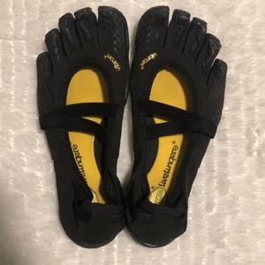 Vibrams FiveFinger’s Shoes - black size 36